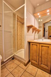 a bathroom with a shower and a sink at Résidence Les Oursons - 2 Pièces pour 4 Personnes 354 in Notre-Dame-de-Bellecombe