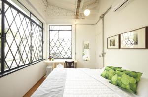 a bedroom with a bed and a large window at Guest Urban Hotel Design Pinheiros in São Paulo