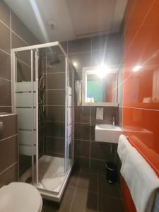 y baño con ducha y lavamanos. en HOTEL KYRIAD ORANGE Centre Ville - A7-A9 - 3 Etoiles - HOTEL DES PRINCES - Provence Alpes Côte d'Azur - France, en Orange
