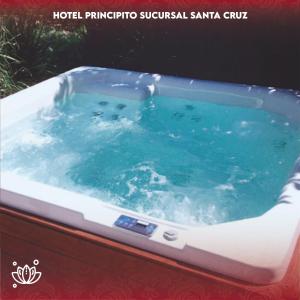 un jacuzzi con agua azul. en PRINCIPITO SANTA CRUZ, en Santa Cruz de la Sierra