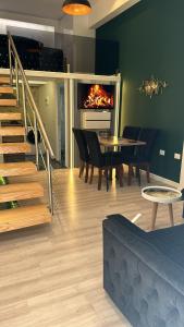 uma sala de estar com uma mesa e uma lareira em Rent Room 2 Rolandi Apartments em Pogradec