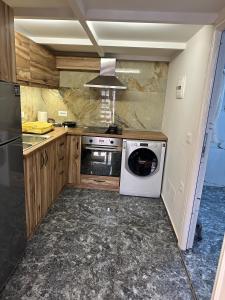 uma cozinha com uma máquina de lavar roupa e uma máquina de lavar louça em Rent Room 2 Rolandi Apartments em Pogradec