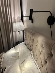 uma cama num quarto com um candeeiro e um sidx da cama em Trekker's Haven: Noux National Park Retreat em Espoo