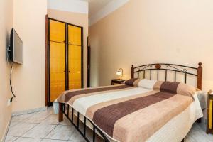 1 dormitorio con 1 cama grande y TV en Ferienwohnung für zwei Personen, en Fažana