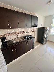 A kitchen or kitchenette at Apartamento confort Edificio Monteverde en el corazón de valledupar