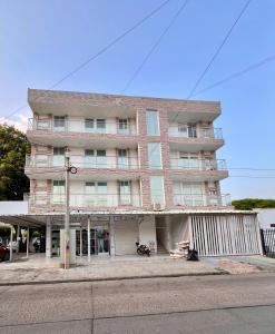 バジェドゥパルにあるApartamento confort Edificio Monteverde en el corazón de valleduparの通路角の高層ビル
