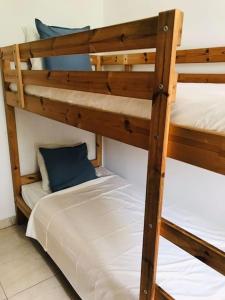 Bunk bed o mga bunk bed sa kuwarto sa My Cosy Place Rabat - Maison harhoura vue mer