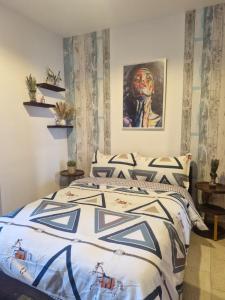 - une chambre avec un lit et une peinture murale dans l'établissement Local Super Host Experience , Stylish Private Rooms in a Shared apartment, à Dubaï