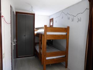 Двох'ярусне ліжко або двоярусні ліжка в номері Résidence Ecrin Des Glacier Ecureuil - Studio pour 4 Personnes 374