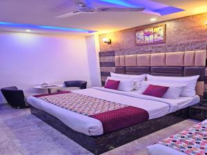 um quarto com uma cama grande num quarto em Hotel tu casa International Near Delhi Airport em Nova Deli