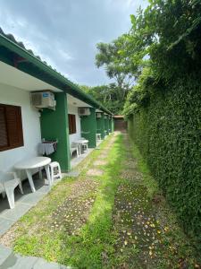 馬烈席亞斯的住宿－Pousada Recanto das Tartarugas，建筑物旁边的一排桌子和长凳