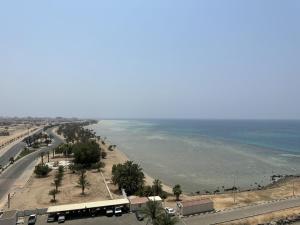 een luchtzicht op een strand en de oceaan bij اطلالة الحوراء in Umm Lajj