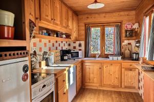 Køkken eller tekøkken på Chalet L'isard - Chalet 10 personnes situé au calme à 1 km de la station. MAE-3534 + 5 billeder