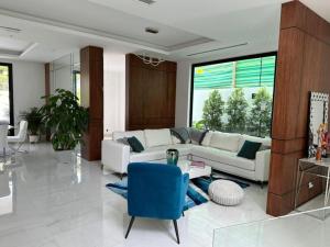 sala de estar con sofá y silla azul en casa en samborondon, en Guayaquil