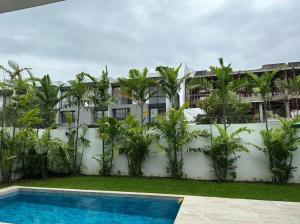 una vista exterior de un complejo con piscina en casa en samborondon, en Guayaquil