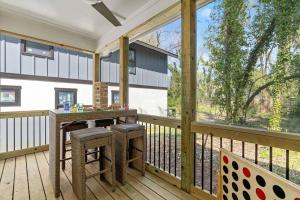 een afgeschermde veranda met een tafel en stoelen op een terras bij 3bd Contemporary in Raleigh: 5mins to Downtown in Raleigh