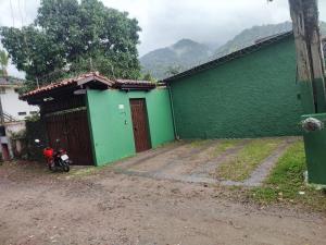 Uma vista da montanha tirada da pousada 