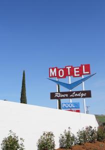 een motelbord aan de zijkant van een gebouw bij River Lodge Paso in Paso Robles