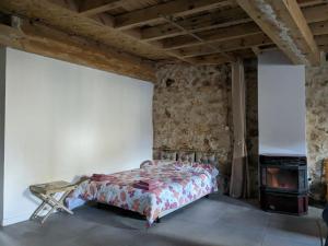 1 dormitorio con 1 cama y chimenea en Montelobos, 