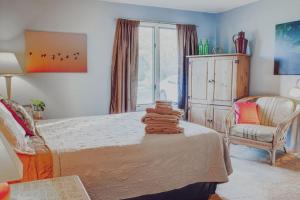 Katil atau katil-katil dalam bilik di Colonial Beach Bay house with views & canoe