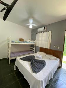 馬烈席亞斯的住宿－Pousada Recanto das Tartarugas，配有一张床和两张双层床的房间