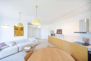 - un salon avec un canapé blanc et une table dans l'établissement Mykonos Vibes - 3 BR, à Tel Aviv