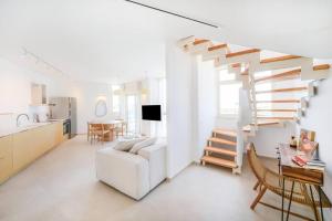 - un salon blanc avec un canapé blanc et des escaliers dans l'établissement Mykonos Vibes - 3 BR, à Tel Aviv