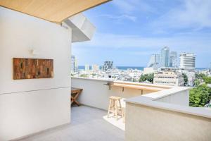 Elle comprend un balcon offrant une vue sur la ville. dans l'établissement Mykonos Vibes - 3 BR, à Tel Aviv
