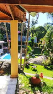 - une vue sur le jardin depuis l'extérieur de la maison dans l'établissement Pousada Pitoresca, à Mairiporã