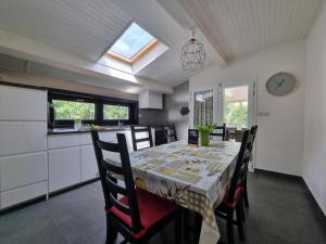 eine Küche und ein Esszimmer mit einem Tisch und Stühlen in der Unterkunft Le Castelas in Boisset
