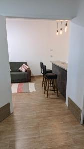 - un salon avec une cuisine, une table et des chaises dans l'établissement Charmoso e confortável com A/C, à Pindamonhangaba