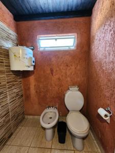 een kleine badkamer met een toilet en een wastafel bij La Vivi in Villa Larca