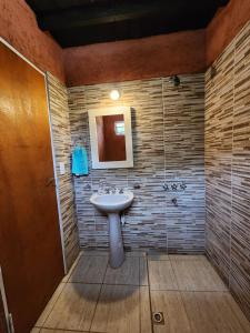 een badkamer met een wastafel en een douche bij La Vivi in Villa Larca
