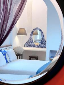 1 dormitorio con cama y espejo en Greek Frontier Villa, en Magong
