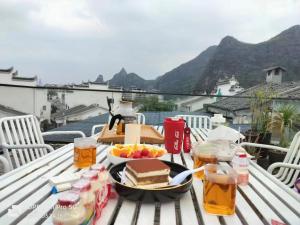 桂林的住宿－Guilin Bonjour Boutique Hotel，阳台上桌子上的托盘食物