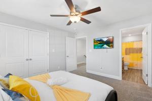 a bedroom with a bed and a ceiling fan at Make Lemonade in luxury w king bed and free parking plus 40 minutes to Nashville in Clarksville