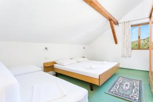 Postel nebo postele na pokoji v ubytování Apartments by the sea Podaca, Makarska - 2783