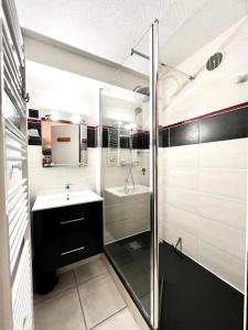 a bathroom with a sink and a shower at Résidence Les Balcons Du Charvin - Agréable appartement avec terrasse proche ski-bus et commerces MAE-2354 in Notre-Dame-de-Bellecombe