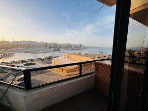 balcone con vista sull'oceano. di Salina Seaview Retreat a Naxxar