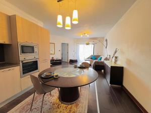 una cucina e un soggiorno con tavolo e divano di Salina Seaview Retreat a Naxxar