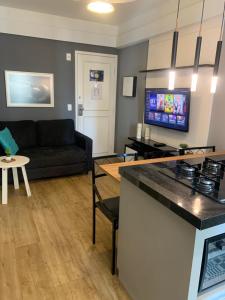 una cucina e un soggiorno con un divano e un tavolo di Ocean flat a Vila Velha
