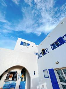 un edificio bianco con un cielo blu sullo sfondo di Greek Frontier Villa a Magong