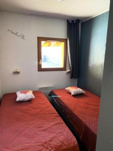 deux lits côte à côte dans une pièce dans l'établissement Résidence Cristallines - 3 pièces 6 personnes MAE-0054, à Orcières 6 autres photos