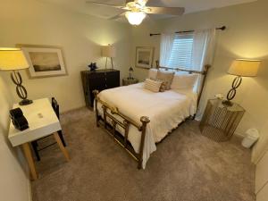 een slaapkamer met een bed en een tafel met lampen bij The Terrace Room @ Galleria in Houston