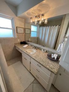 een badkamer met een wastafel en een grote spiegel bij The Terrace Room @ Galleria in Houston