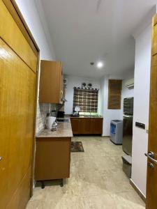拉各斯的住宿－2 Bed Luxury Apartment in Oniru VI Lagos，一个带木制橱柜的厨房和一间大房间