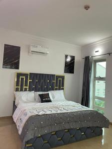 拉各斯的住宿－2 Bed Luxury Apartment in Oniru VI Lagos，一间卧室,卧室内配有一张大床