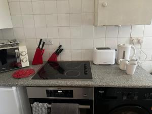 cocina con fogones y encimera en 140 MAIN ST GROUND LEFT en Largs