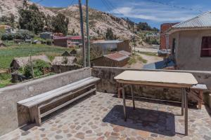 una mesa de picnic y un banco en un patio en Hostal Cultural Bertha Challapampa Isla del Sol parte Norte, en Comunidad Challapampa