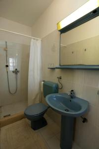 Ένα μπάνιο στο Seaside apartments with a swimming pool Selca, Brac - 22810